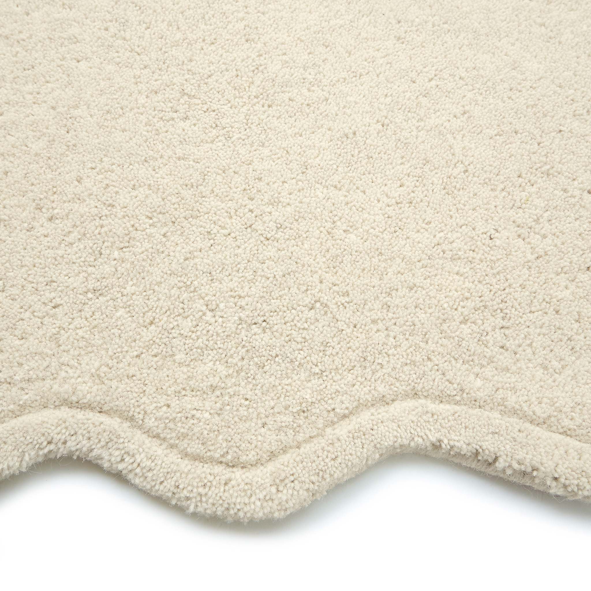 Scalloped Elsie Cream Runner - Image 3